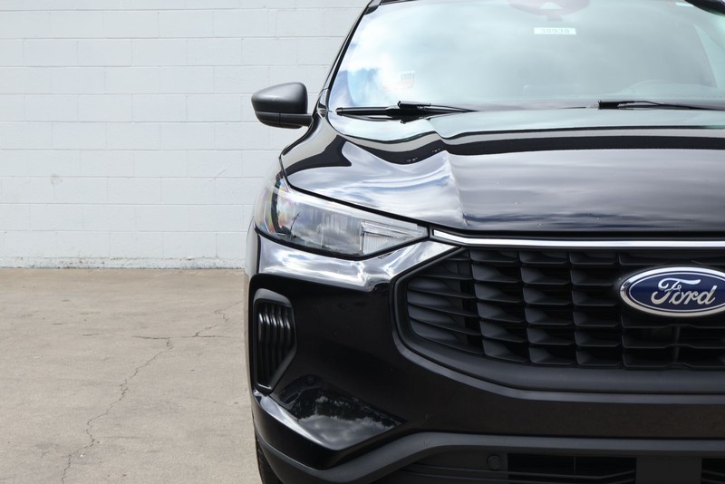 Ford Escape Vehicle Full-screen Gallery Image 03