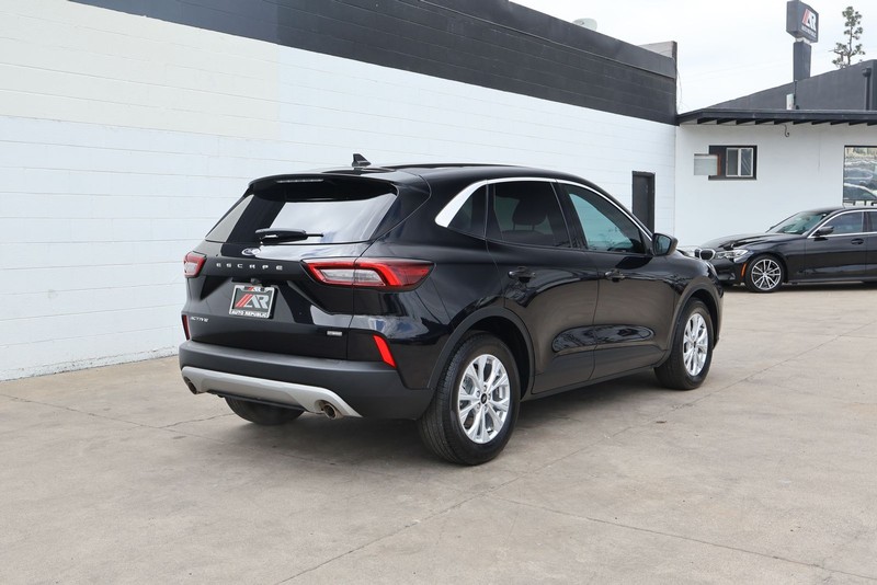 Ford Escape Vehicle Full-screen Gallery Image 05