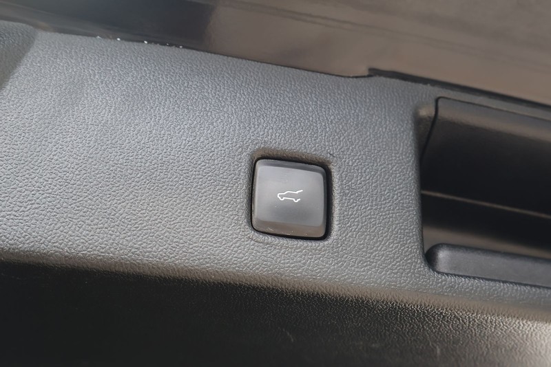 Ford Escape Vehicle Full-screen Gallery Image 09