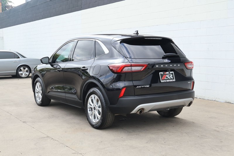 Ford Escape Vehicle Full-screen Gallery Image 10