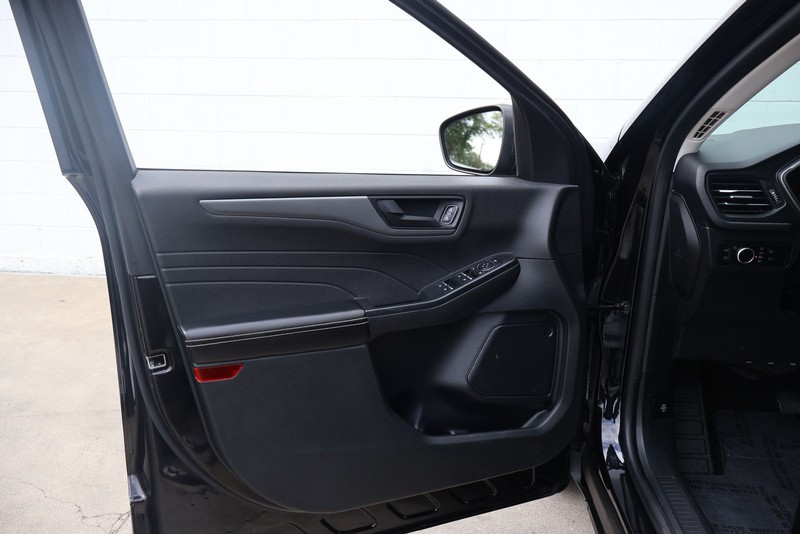 Ford Escape Vehicle Full-screen Gallery Image 15