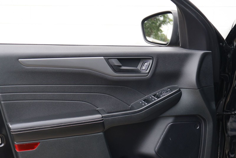 Ford Escape Vehicle Full-screen Gallery Image 16