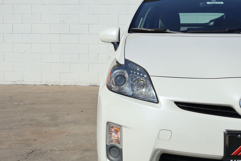 Toyota Prius Vehicle Full-screen Gallery Image 03