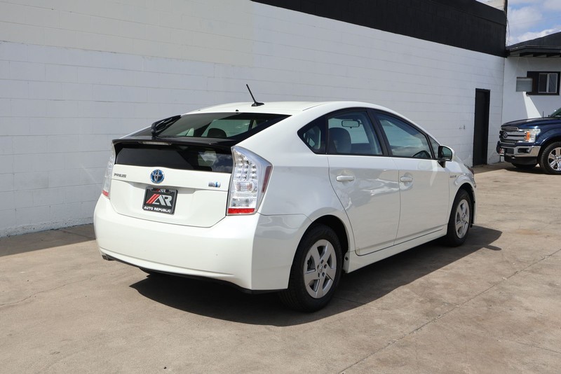 Toyota Prius Vehicle Full-screen Gallery Image 05