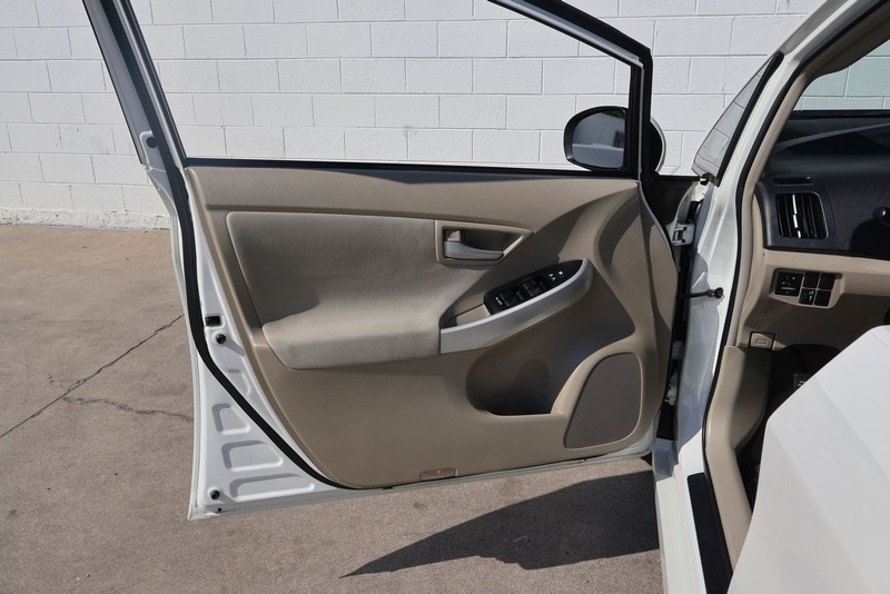 Toyota Prius Vehicle Full-screen Gallery Image 14