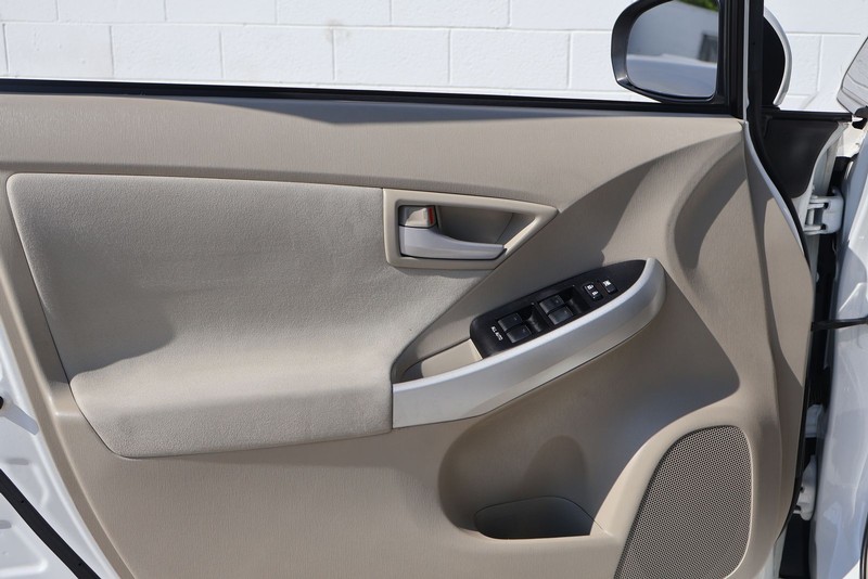 Toyota Prius Vehicle Full-screen Gallery Image 15