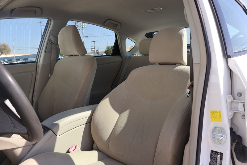 Toyota Prius Vehicle Full-screen Gallery Image 17