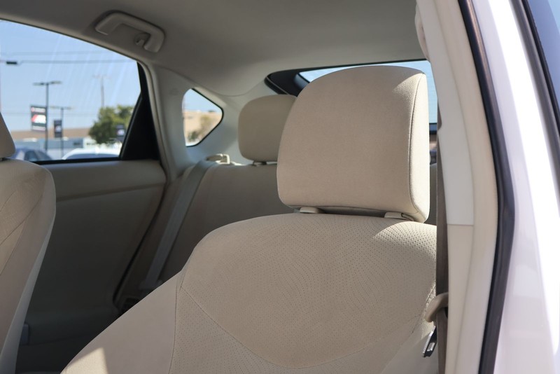 Toyota Prius Vehicle Full-screen Gallery Image 18