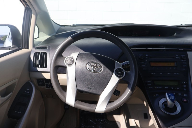 Toyota Prius Vehicle Full-screen Gallery Image 24