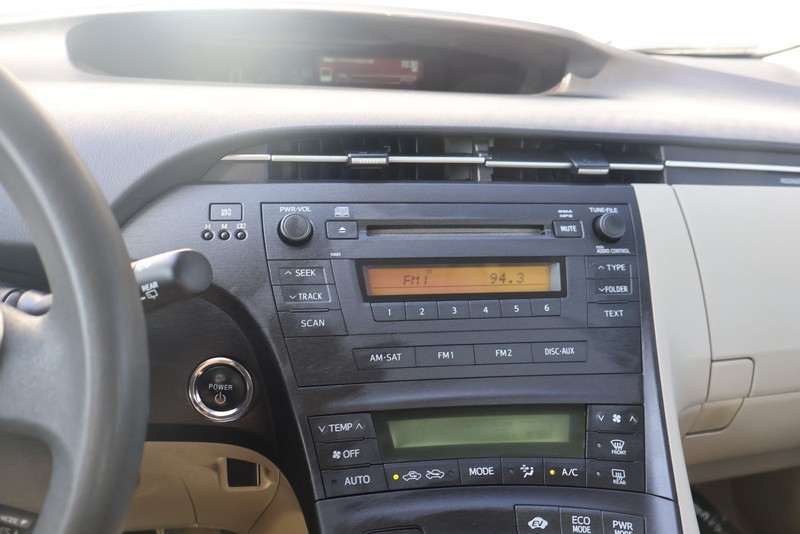 Toyota Prius Vehicle Full-screen Gallery Image 29