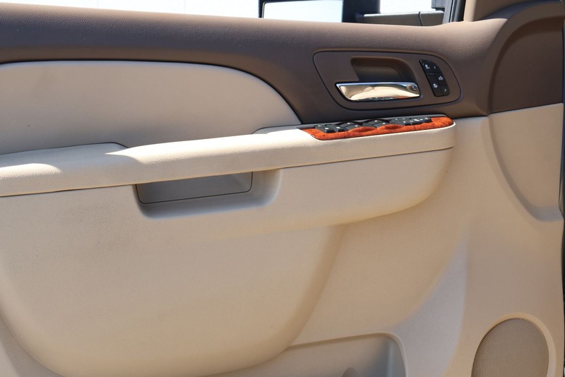 GMC Sierra 2500HD Vehicle Full-screen Gallery Image 16