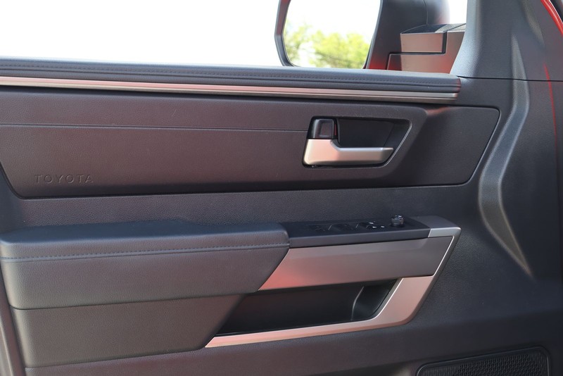 Toyota Tundra Vehicle Full-screen Gallery Image 15