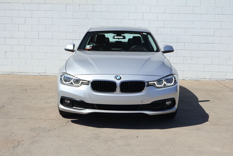 BMW 320i Vehicle Full-screen Gallery Image 02