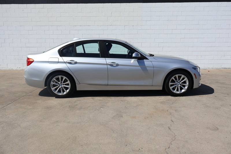 BMW 320i Vehicle Full-screen Gallery Image 04