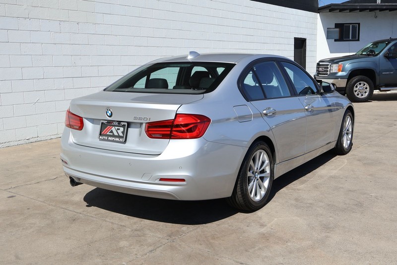 BMW 320i Vehicle Full-screen Gallery Image 05