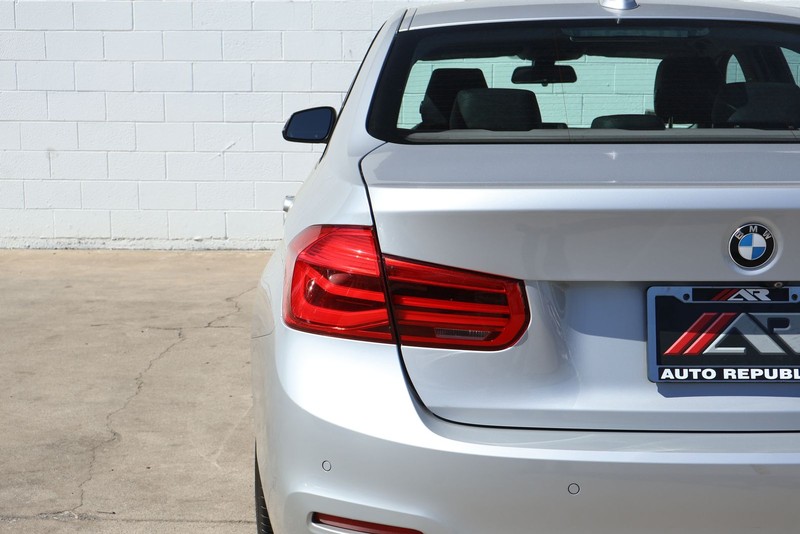 BMW 320i Vehicle Full-screen Gallery Image 07