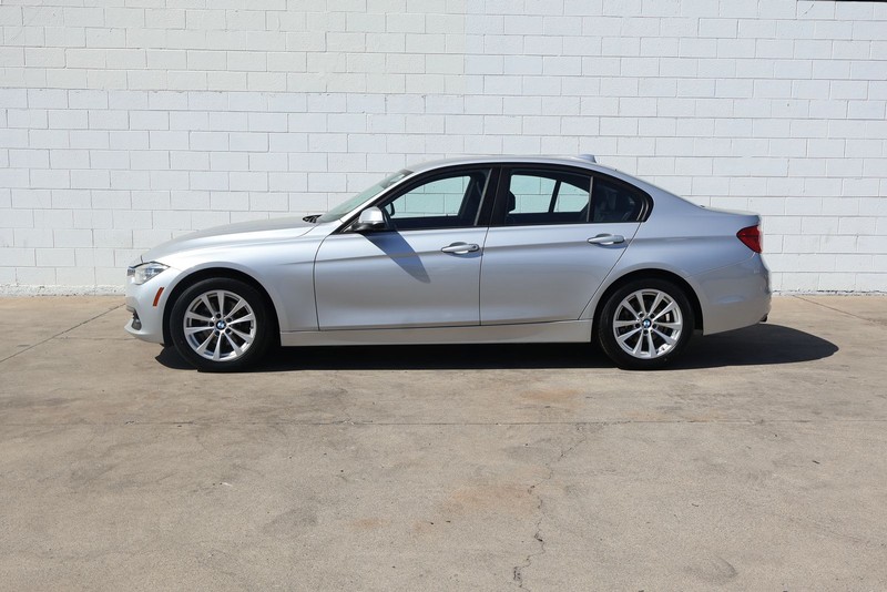 BMW 320i Vehicle Full-screen Gallery Image 10