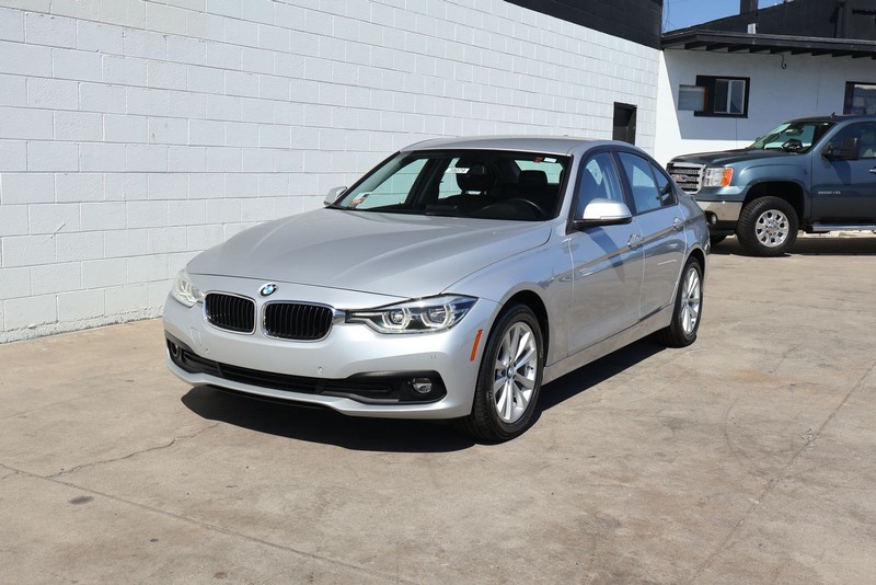 BMW 320i Vehicle Full-screen Gallery Image 11