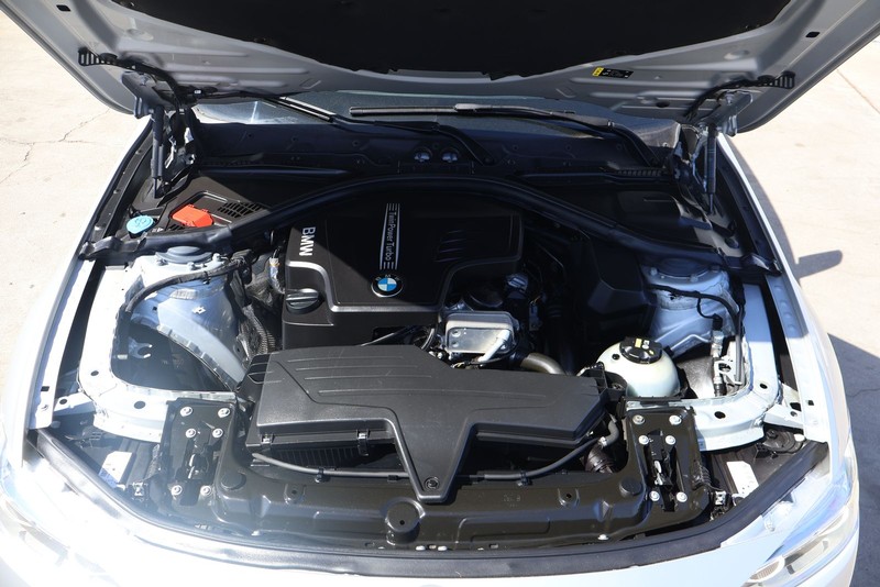 BMW 320i Vehicle Full-screen Gallery Image 12