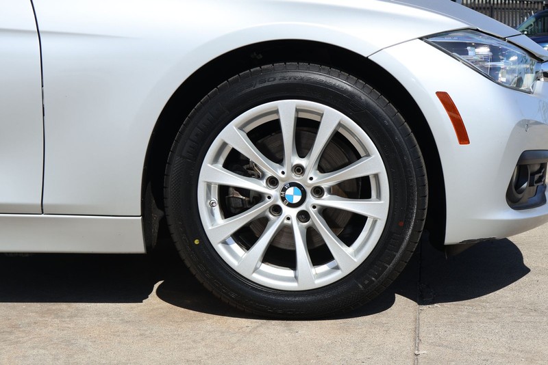 BMW 320i Vehicle Full-screen Gallery Image 13