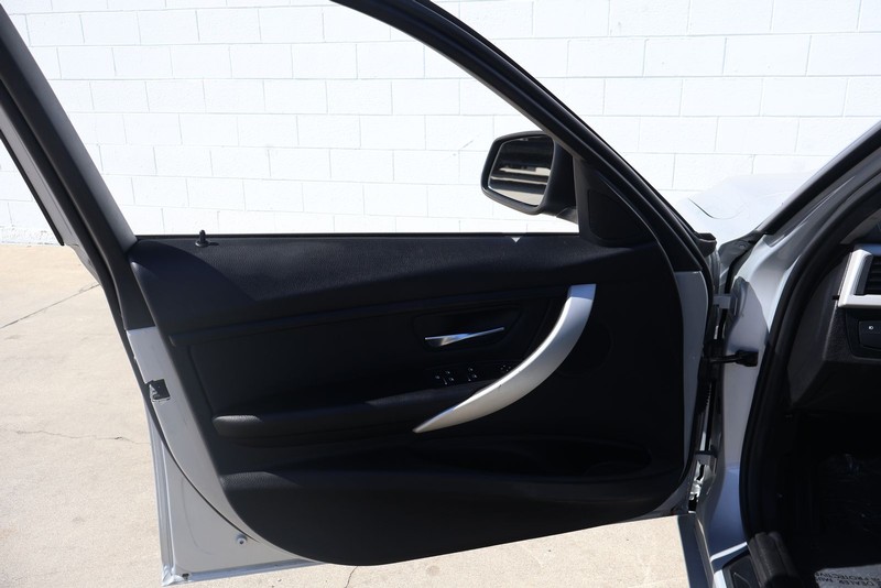 BMW 320i Vehicle Full-screen Gallery Image 14