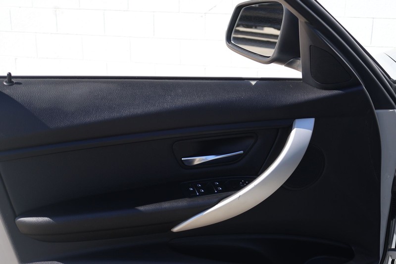 BMW 320i Vehicle Full-screen Gallery Image 15