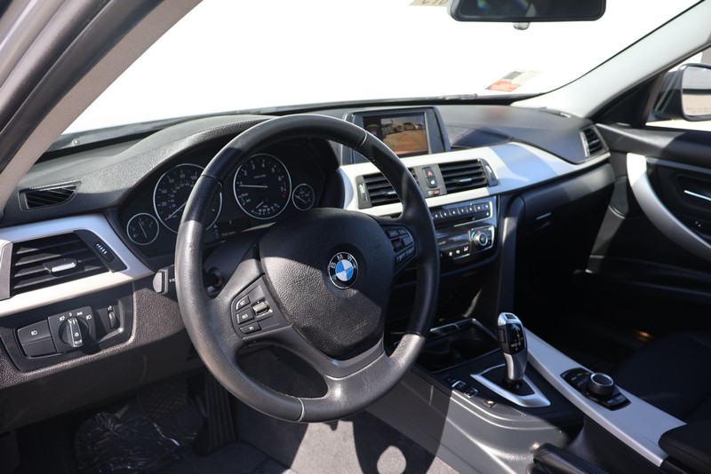 BMW 320i Vehicle Full-screen Gallery Image 16