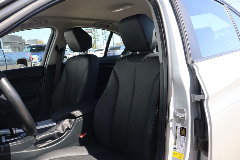 BMW 320i Vehicle Full-screen Gallery Image 17