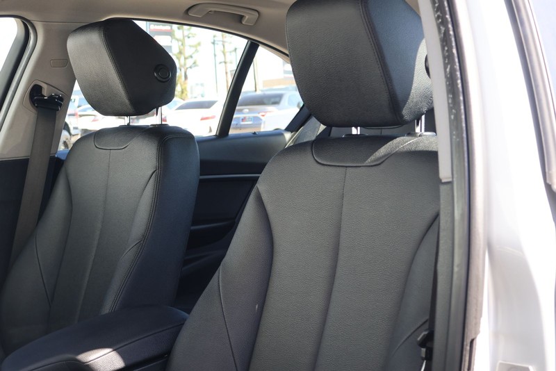 BMW 320i Vehicle Full-screen Gallery Image 18