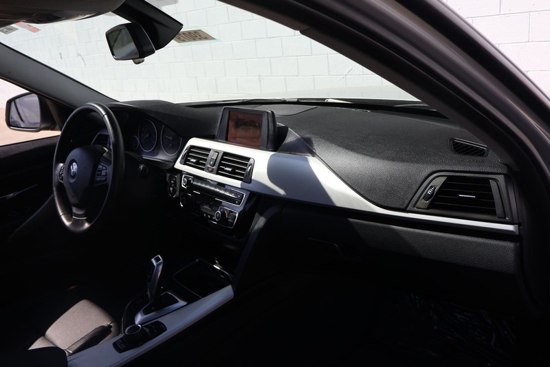 BMW 320i Vehicle Full-screen Gallery Image 19