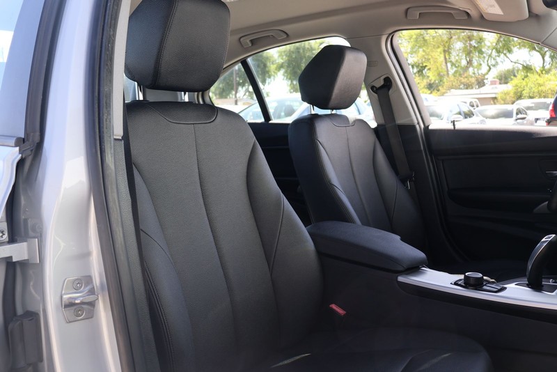 BMW 320i Vehicle Full-screen Gallery Image 20