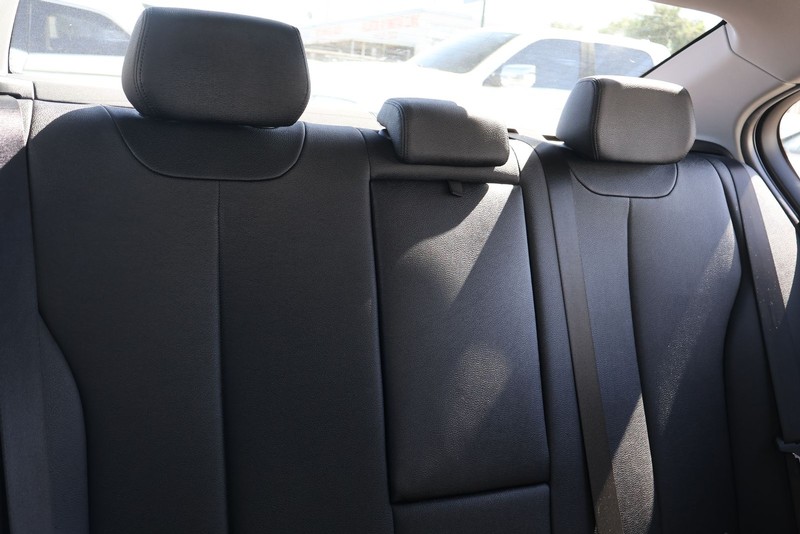 BMW 320i Vehicle Full-screen Gallery Image 21