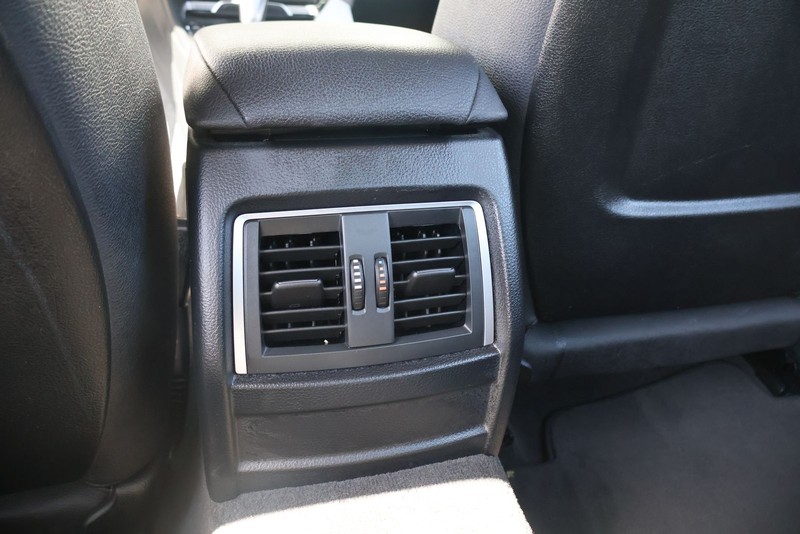 BMW 320i Vehicle Full-screen Gallery Image 22