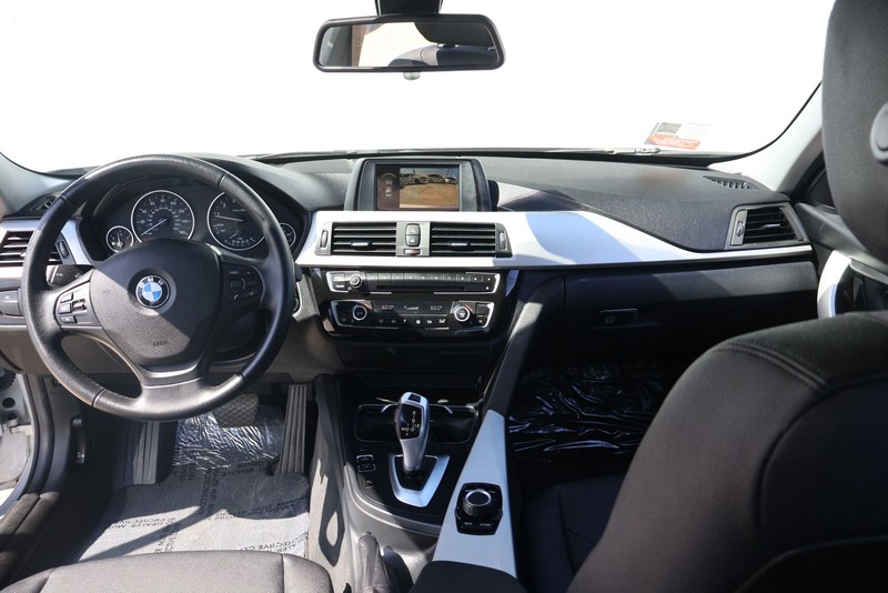 BMW 320i Vehicle Full-screen Gallery Image 23