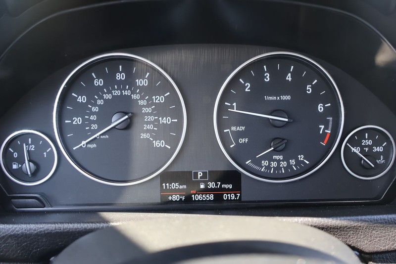 BMW 320i Vehicle Full-screen Gallery Image 24