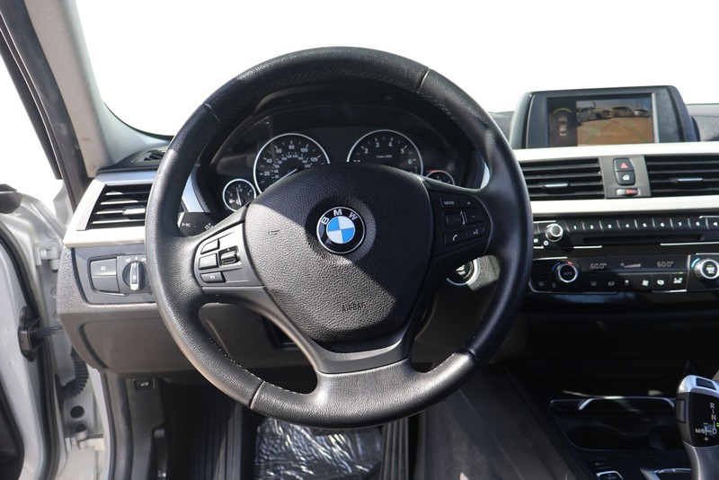 BMW 320i Vehicle Full-screen Gallery Image 25