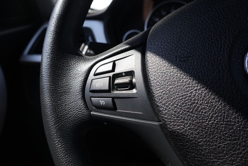 BMW 320i Vehicle Full-screen Gallery Image 26