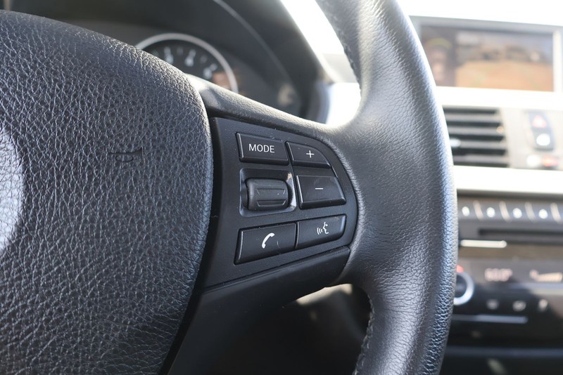 BMW 320i Vehicle Full-screen Gallery Image 27