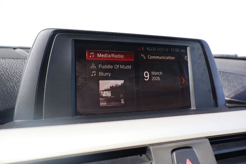 BMW 320i Vehicle Full-screen Gallery Image 29