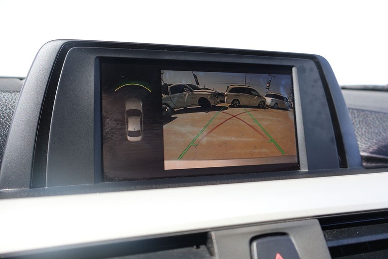 BMW 320i Vehicle Full-screen Gallery Image 30