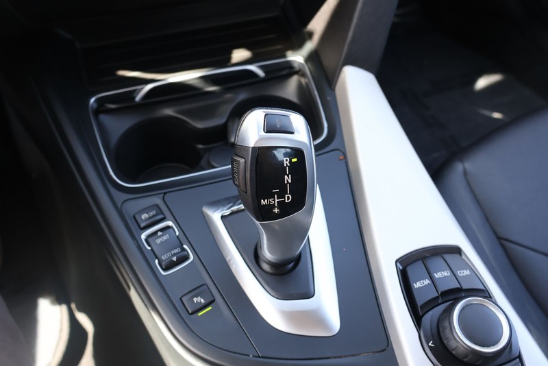 BMW 320i Vehicle Full-screen Gallery Image 32