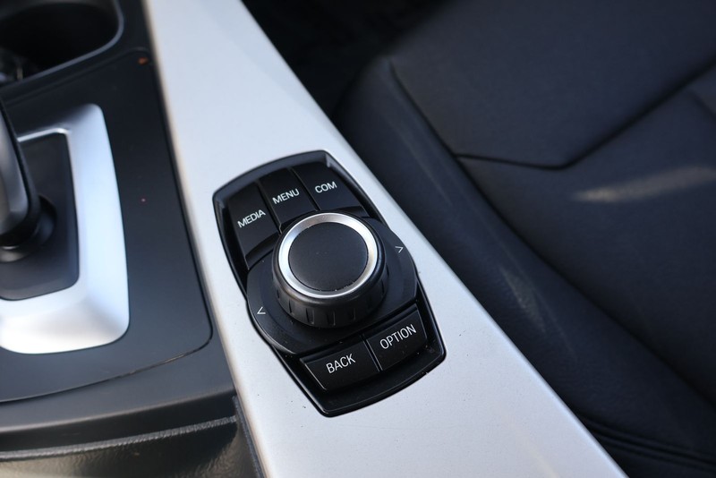 BMW 320i Vehicle Full-screen Gallery Image 33