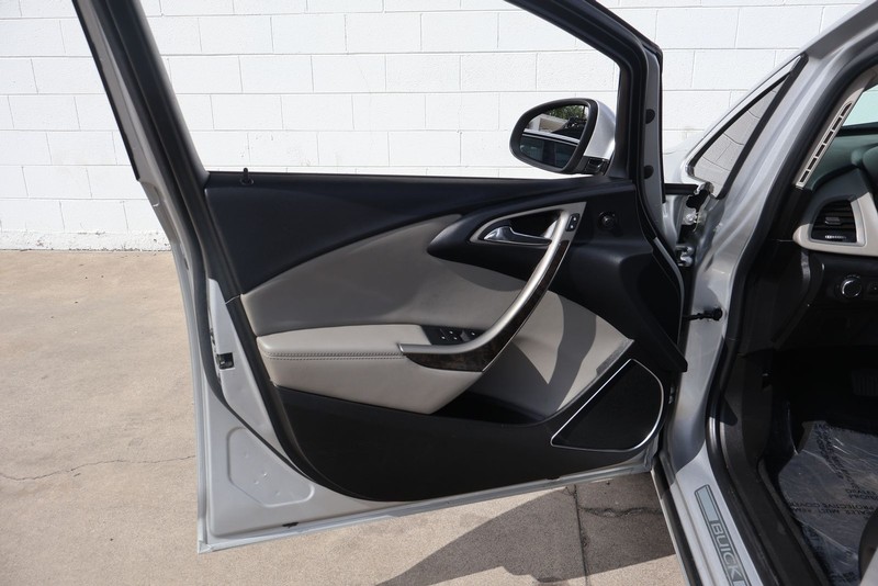 Buick Verano Vehicle Full-screen Gallery Image 14