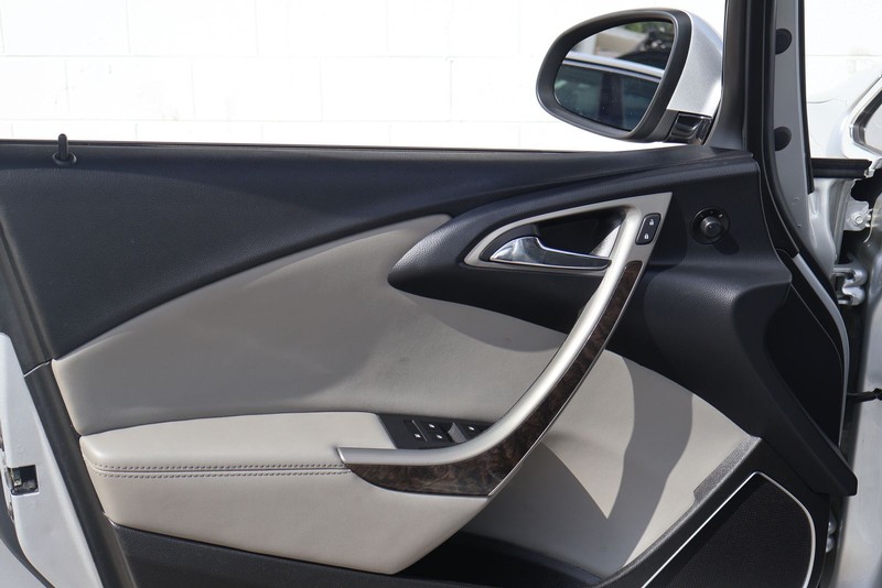 Buick Verano Vehicle Full-screen Gallery Image 15