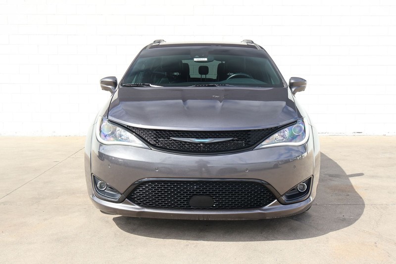 Chrysler Pacifica Vehicle Full-screen Gallery Image 02