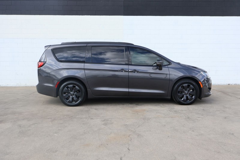 Chrysler Pacifica Vehicle Full-screen Gallery Image 04