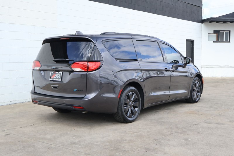 Chrysler Pacifica Vehicle Full-screen Gallery Image 05