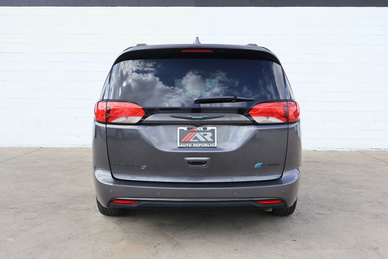 Chrysler Pacifica Vehicle Full-screen Gallery Image 06