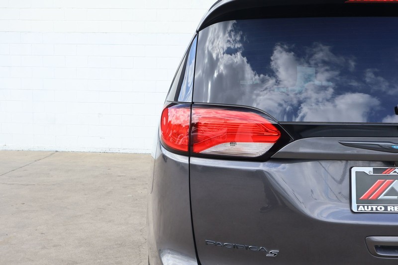 Chrysler Pacifica Vehicle Full-screen Gallery Image 07