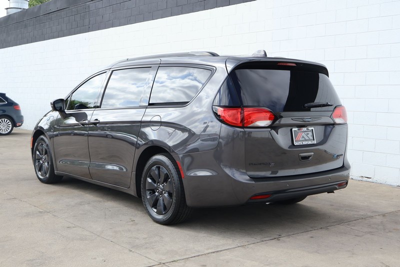 Chrysler Pacifica Vehicle Full-screen Gallery Image 09